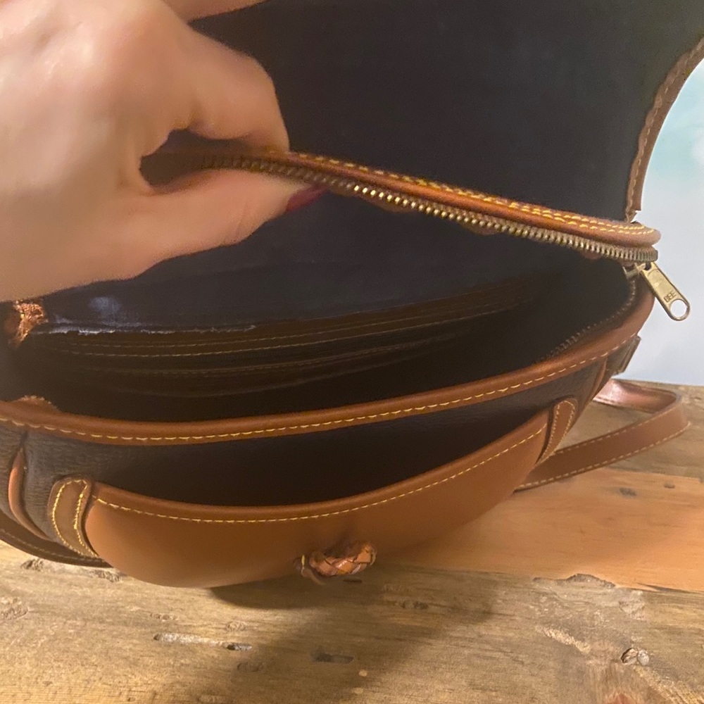 Vintage navy tan Dooney Bourke-like leather purse - Picture 4 of 10